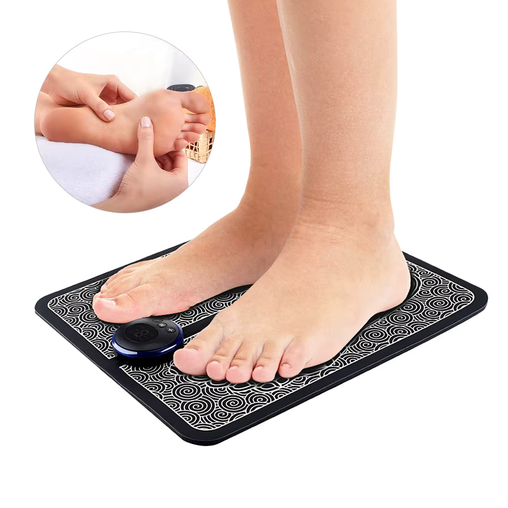 Persona usando la plantilla de masaje PiesRelax con los pies descalzos