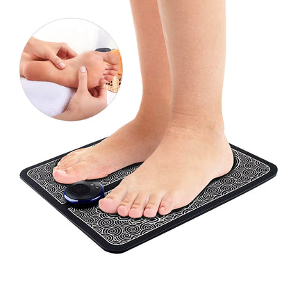 Persona usando la plantilla de masaje PiesRelax con los pies descalzos