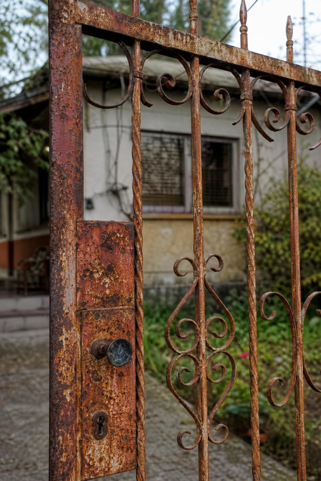 Reja de casa con óxido, antes de aplicar Renovador de Rejas